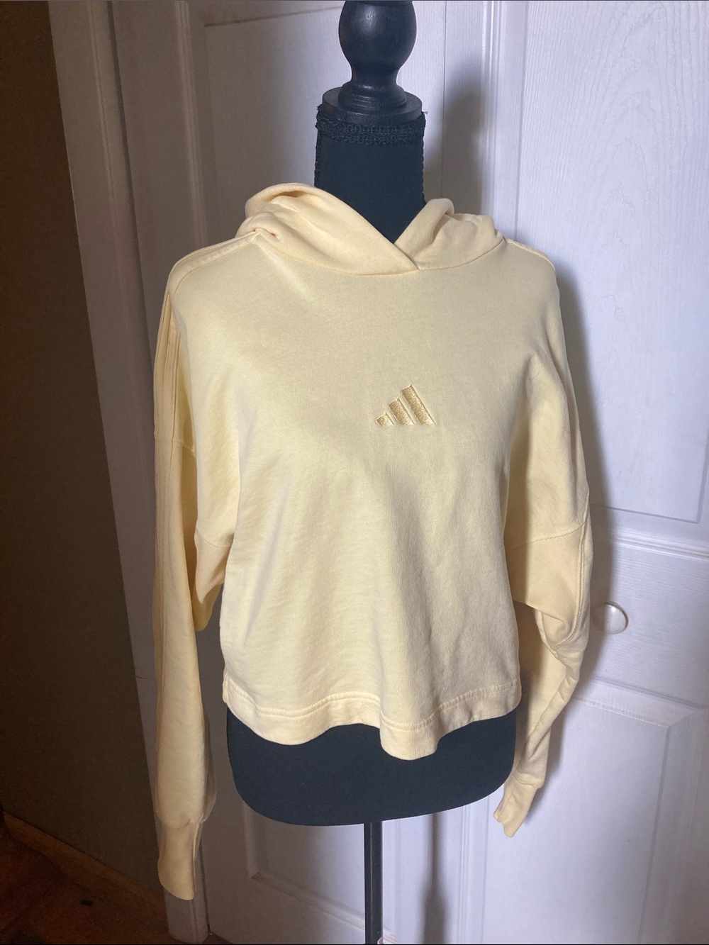 adidas Women’s Light Yellow Cropped Hoodie Sweatshirt.. Size L.NWT